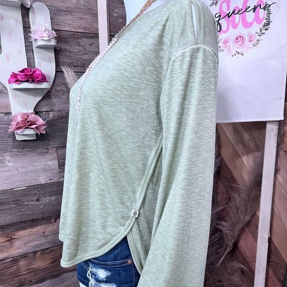 Max Studio Performance Terry Cold Shoulder Pullover Bell Sleeves Medium 💗 - Picture 3 of 9